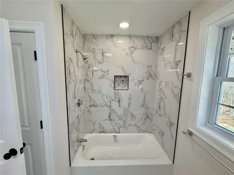 Bath - 378 Gauthier Dr, Woonsocket, RI 02895 photo 3 of 6