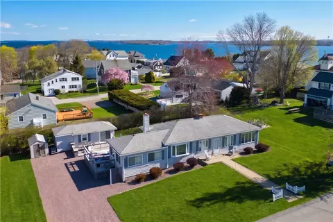 10 Parkman Ave, Narragansett, RI 02882