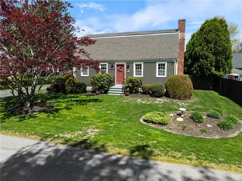 43 Academy Ave, Bristol, RI 02809