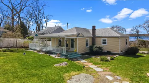 105 Forand Ln, Tiverton, RI 02878