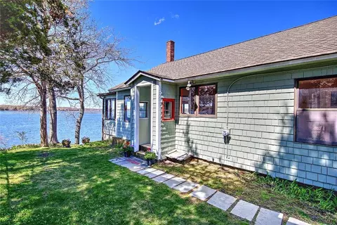 35 Hanson Rd, Barrington, RI 02806