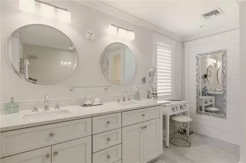Bath - 57 Tuckerman Ave, Middletown, RI 02842 photo 2 of 6