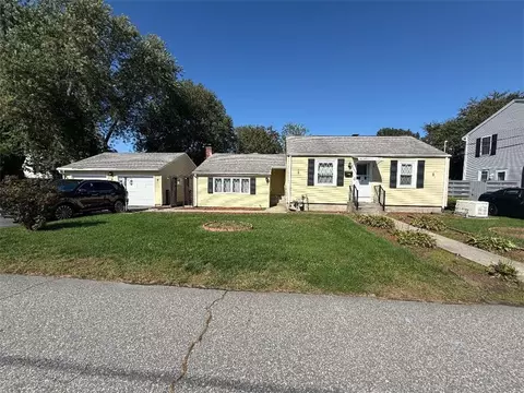 14 Lottie Dr, Riverside, RI 02915
