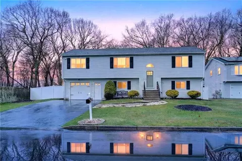 82 Mohawk Trl, Cranston, RI 02921