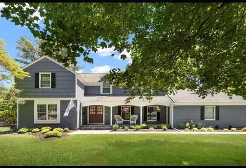 1 Pierce Ct, Barrington, RI 02806