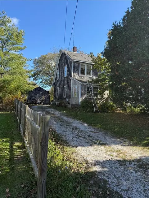 536 W Main Rd, Little Compton, RI 02837