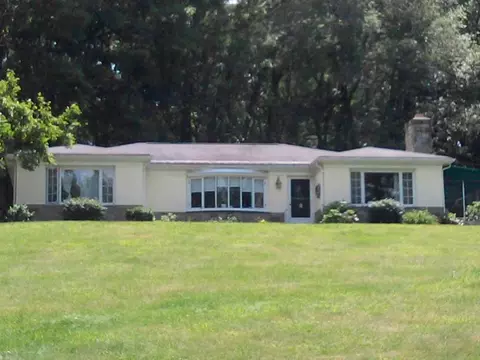 6 Old Pound Hill Rd, North Smithfield, RI 02896