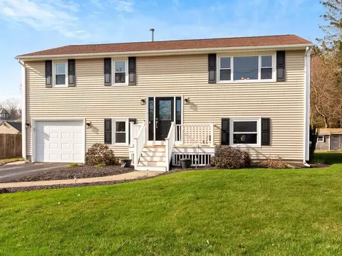 4 Sprague Cir, Johnston, RI 02919