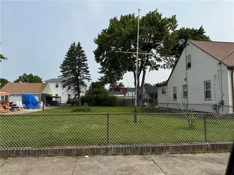 50 Stearns St, Pawtucket, RI 02861