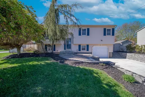 2 Dogwood Dr, Cranston, RI 02921