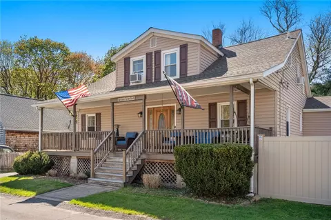 16 Elizabeth Ave, Smithfield, RI 02917