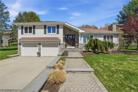 122 Mystery Farms Dr, Cranston, RI 02921