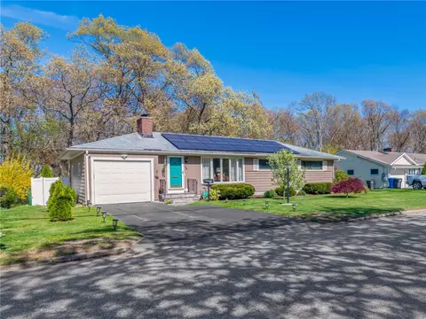 29 Sweetbriar Dr, Cranston, RI 02920