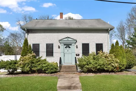 32 Brookdale Ave, Cranston, RI 02921
