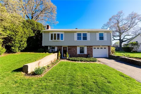 8 Gillooly Dr, Warwick, RI 02888