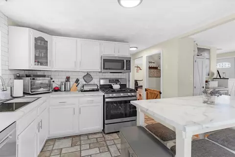 Kitchen - 17 Pine Ave, Coventry, RI 02816 photo 3 of 4