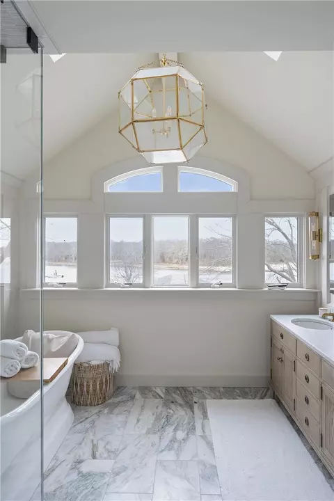 Bath - 1090 Buttonwoods Ave, Warwick, RI 02886 photo 2 of 7