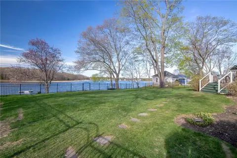 Exterior - 1090 Buttonwoods Ave, Warwick, RI 02886 photo 5 of 6