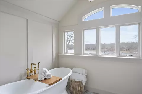 Bath - 1090 Buttonwoods Ave, Warwick, RI 02886 photo 4 of 7