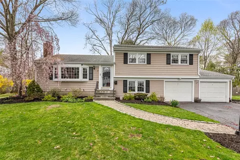 7 Meadowbrook Dr, Barrington, RI 02806