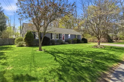 1 Roslyn Ave, Bristol, RI 02809