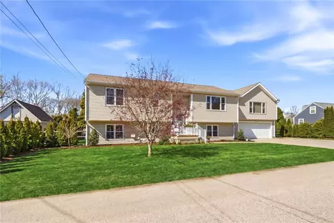 37 Pleasant Ave, Narragansett, RI 02882