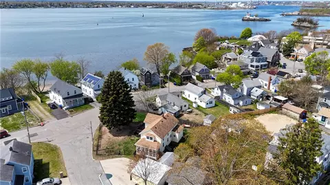 40 Jackson Ave, Riverside, RI 02915
