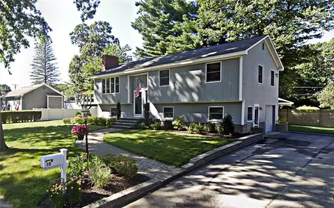 10 Columbus Ave, Barrington, RI 02806