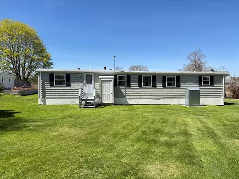 36 Lawrence Ct, Tiverton, RI 02878