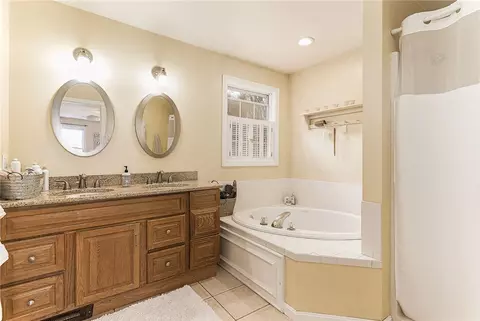 Bath - 4 Laurel Ave, Westerly, RI 02891 photo 3 of 3