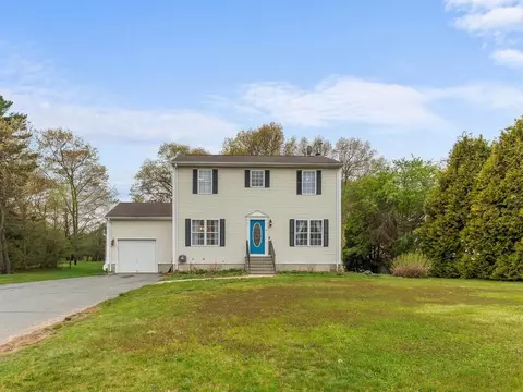 44 Orchard Valley Dr, Cranston, RI 02921