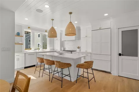 7 Wellington Ave, Newport, RI 02840