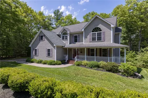 47 Wooded Grove Cir, West Kingston, RI 02892