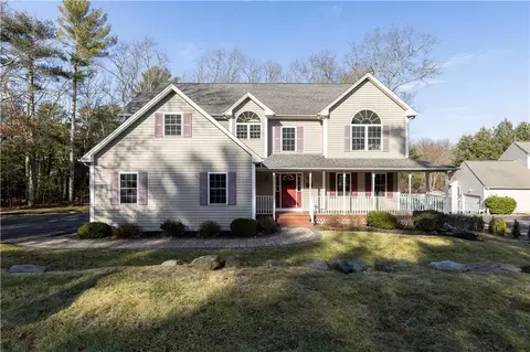 47 Wooded Grove Cir, West Kingston, RI 02892