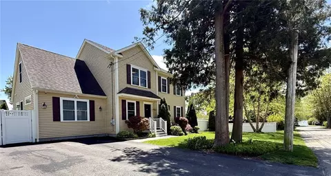 80 Preston Dr, Warwick, RI 02886