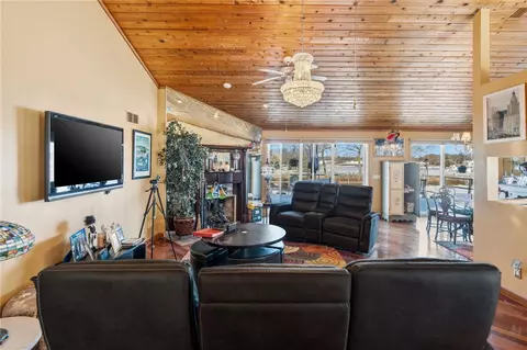Living - 585 Meadow View Ave, Warwick, RI 02889 photo 4 of 6