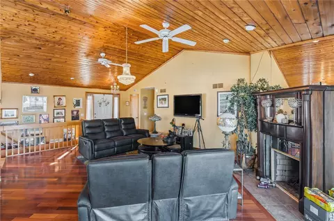 Living - 585 Meadow View Ave, Warwick, RI 02889 photo 2 of 6