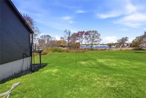 Exterior - 585 Meadow View Ave, Warwick, RI 02889 photo 4 of 5