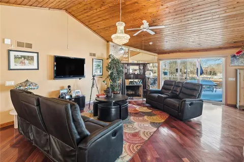 Living - 585 Meadow View Ave, Warwick, RI 02889 photo 3 of 6