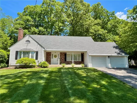 2 High Ridge Dr, Cumberland, RI 02864