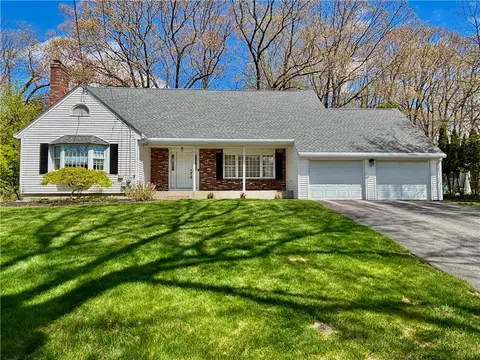 2 High Ridge Dr, Cumberland, RI 02864