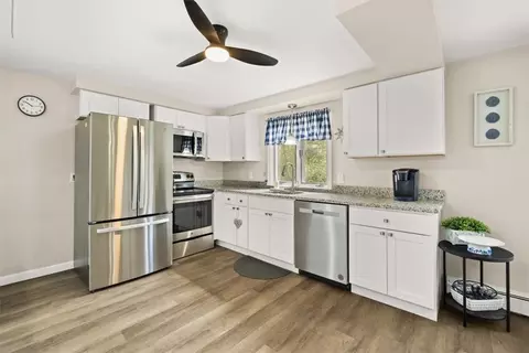 Kitchen - 200 Glen Dr, Warwick, RI 02886 photo 3 of 5