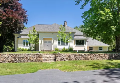 80 Woodbridge Dr, East Greenwich, RI 02818