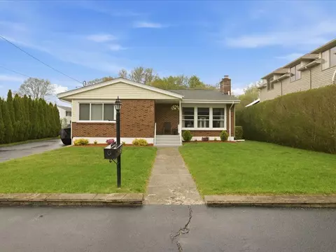 5 Benjamin St, Westerly, RI 02891