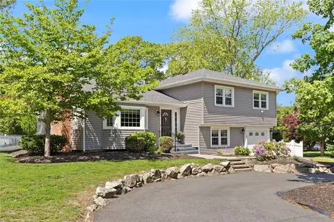 1 Valentine Dr, Barrington, RI 02806