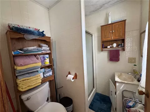 Bath - 68 Uncas St, Warwick, RI 02889 photo 1 of 1