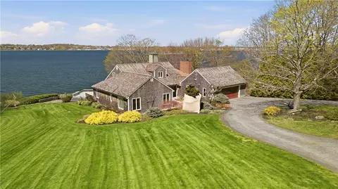 217 Nanaquaket Rd, Tiverton, RI 02878
