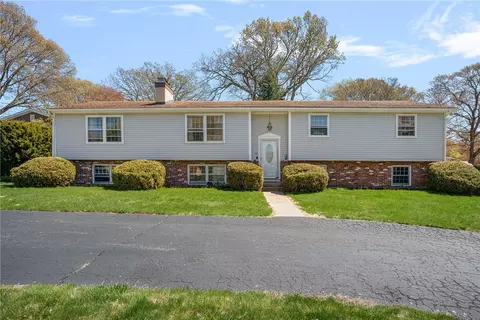 44 Quaker Dr, West Warwick, RI 02893