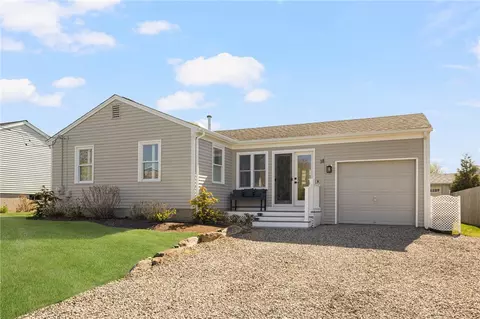 18 Chestnut Ave, Narragansett, RI 02882