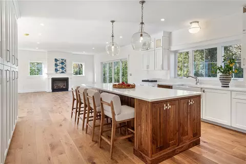 3 Knowlton Ct, Bristol, RI 02809